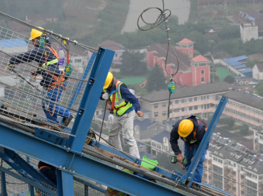 洞庭溪沅水特大橋貓道搭建施工人員正確佩戴防墜器與安全帶